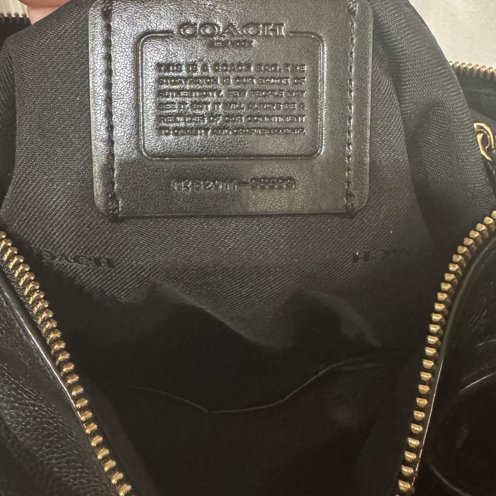 Elegant Black Leather Shoulder Bag - Picture 4 of 10